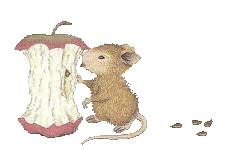 мышонок ест яблоко